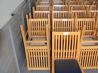 25 houten stoelen met blauwe imitatielederen zit - afbeelding 1 van  3