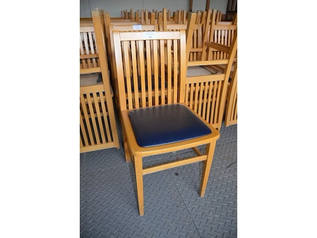 25 houten stoelen met blauwe imitatielederen zit - afbeelding 2 van  3