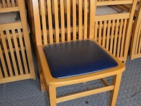 25 houten stoelen met blauwe imitatielederen zit - afbeelding 2 van  3