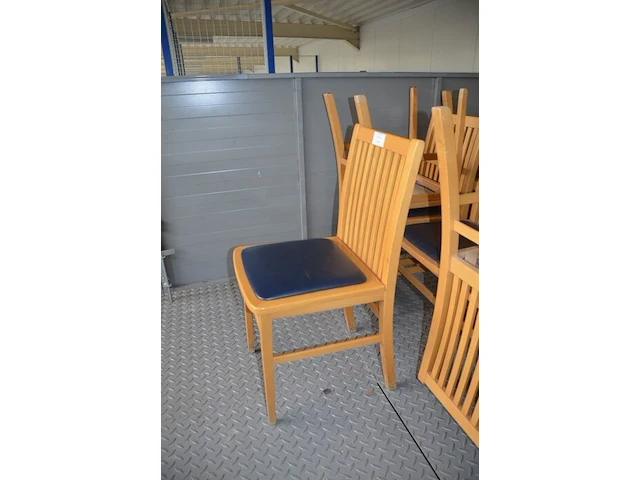 25 houten stoelen met blauwe imitatielederen zit - afbeelding 3 van  3