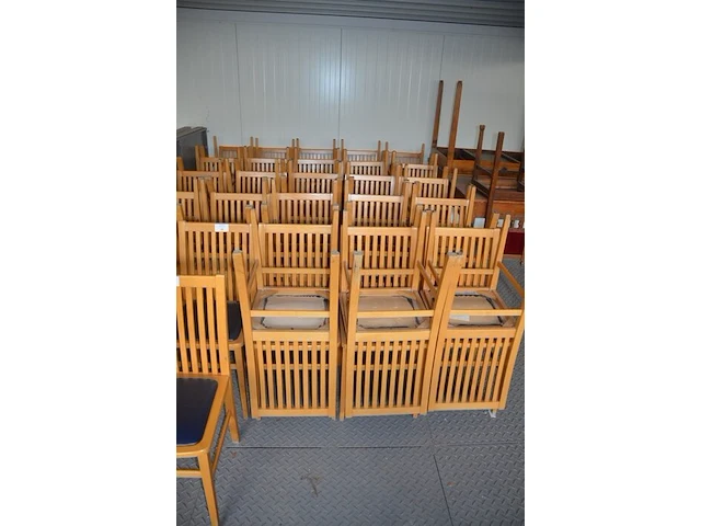 25 houten stoelen met blauwe imitatielederen zit - afbeelding 1 van  3