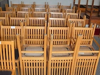 25 houten stoelen met blauwe imitatielederen zit - afbeelding 1 van  3