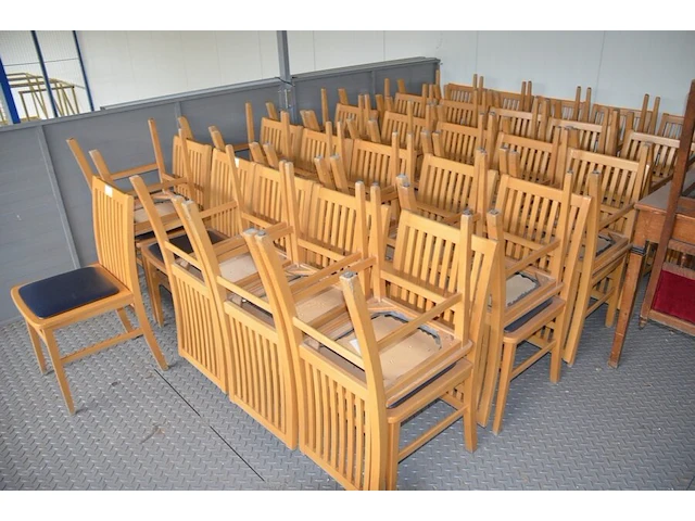 25 houten stoelen met blauwe imitatielederen zit - afbeelding 2 van  3
