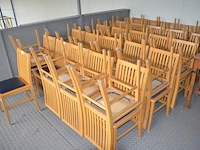 25 houten stoelen met blauwe imitatielederen zit - afbeelding 2 van  3