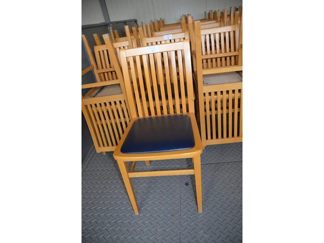 25 houten stoelen met blauwe imitatielederen zit - afbeelding 3 van  3