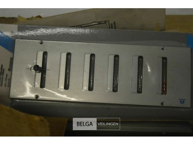 ±25 regelbare verluchtingsroosters 300x100mm - afbeelding 2 van  3