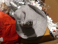 250 kledingstukken met verschillende hangers - afbeelding 1 van  8