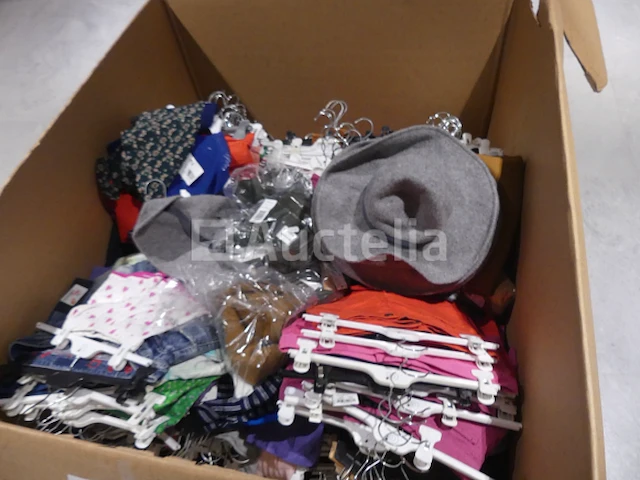 250 kledingstukken met verschillende hangers - afbeelding 6 van  8