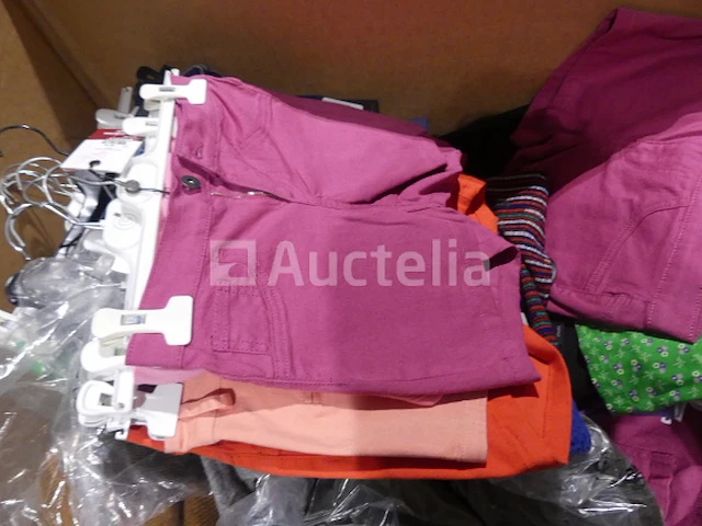 250 kledingstukken met verschillende hangers - afbeelding 7 van  8