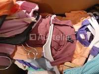 250 kledingstukken met verschillende hangers - afbeelding 2 van  6
