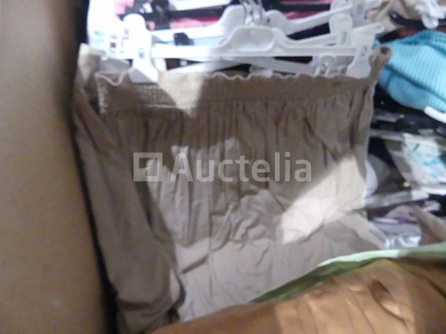 250 kledingstukken met verschillende hangers - afbeelding 4 van  6