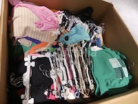 250 kledingstukken met verschillende hangers - afbeelding 5 van  6