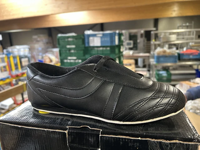 26 - indoor schoenen / taekwondo diverse (12st) - afbeelding 1 van  3