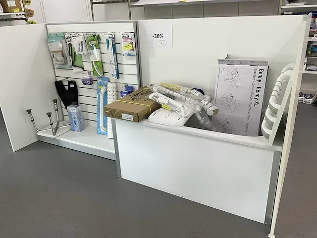 26 diverse sanitaire medische hulpmiddelen, compleet met badkuip - afbeelding 1 van  11