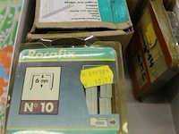 26 doosjes nietjes en nagels - afbeelding 2 van  2