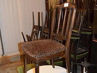 26 houten stoelen met stoffen zit en luipaard print - afbeelding 4 van  5