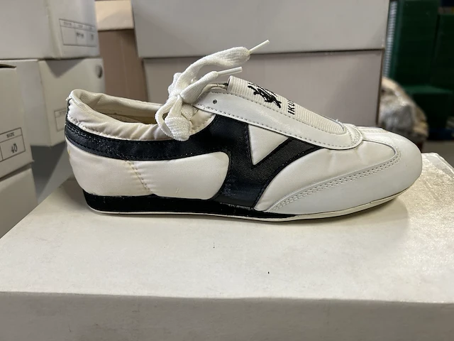 27 - indoor schoenen / taekwondo wit/rood wit/zwart (12st) - afbeelding 1 van  2