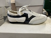 27 - indoor schoenen / taekwondo wit/rood wit/zwart (12st) - afbeelding 1 van  2
