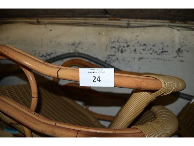 27 imitatie rotan stoelen (1139) - afbeelding 2 van  4