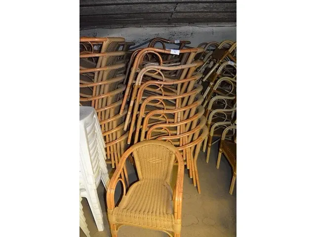 27 imitatie rotan stoelen (1139) - afbeelding 3 van  4