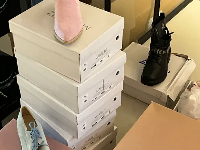27 paar diverse damesschoenen - afbeelding 7 van  9