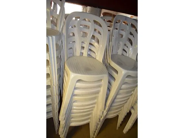 27 wit pvc stoelen (1140) - afbeelding 1 van  4