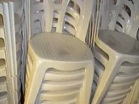 27 wit pvc stoelen (1140) - afbeelding 1 van  4