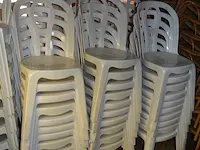27 wit pvc stoelen (1140) - afbeelding 3 van  4