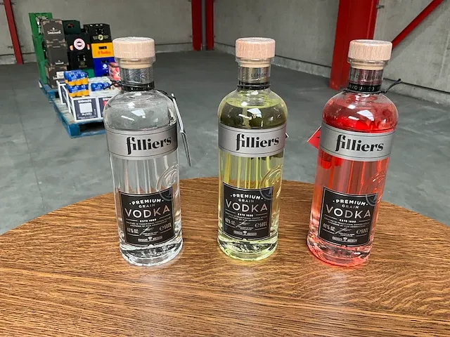 28 diverse flessen vodka filliers - afbeelding 1 van  7