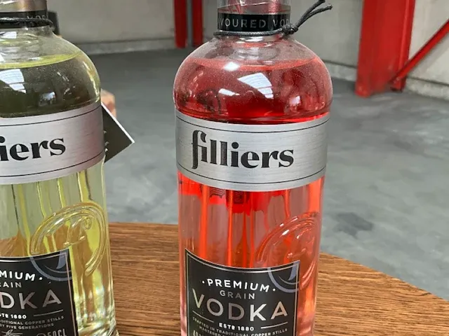 28 diverse flessen vodka filliers - afbeelding 2 van  7