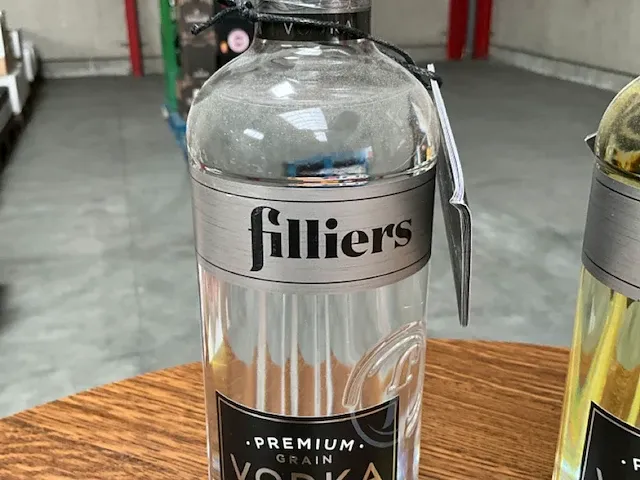 28 diverse flessen vodka filliers - afbeelding 6 van  7