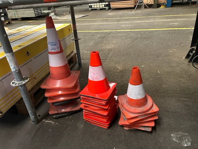 28 verkeerskegels - afbeelding 1 van  4