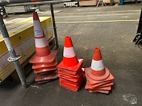 28 verkeerskegels - afbeelding 1 van  4