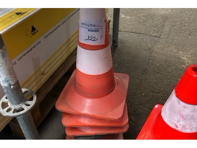 28 verkeerskegels - afbeelding 4 van  4