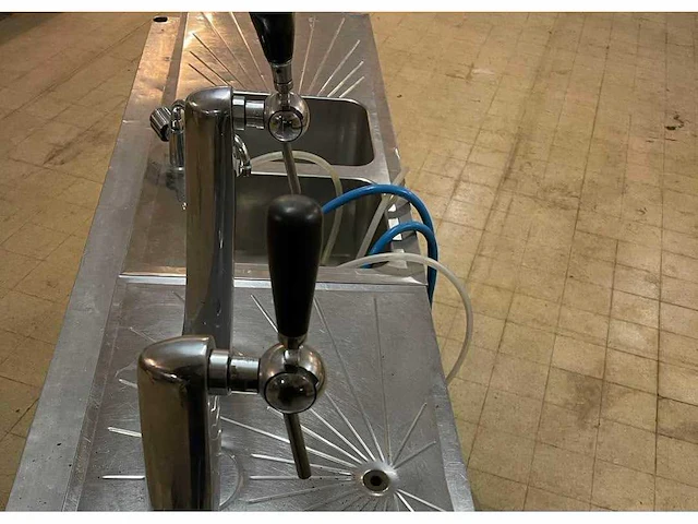 2m20 lange roestvrijstalen staaf gemonteerd op wielen voor gemakkelijke verplaatsing - afbeelding 1 van  3