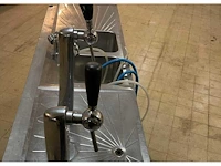 2m20 lange roestvrijstalen staaf gemonteerd op wielen voor gemakkelijke verplaatsing - afbeelding 1 van  3