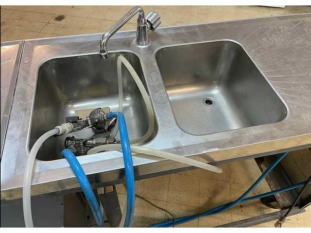 2m20 lange roestvrijstalen staaf gemonteerd op wielen voor gemakkelijke verplaatsing - afbeelding 2 van  3