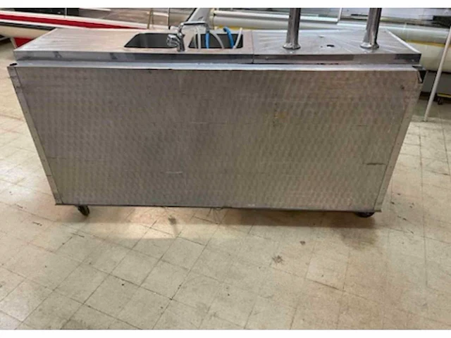 2m20 lange roestvrijstalen staaf gemonteerd op wielen voor gemakkelijke verplaatsing - afbeelding 3 van  3