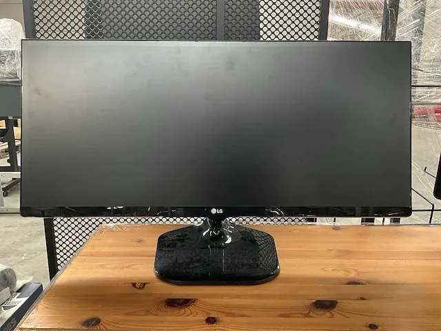 2x 29” monitor lg ultrawide 29um57 - afbeelding 1 van  9