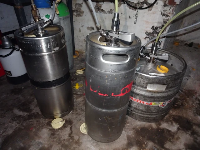 2x aangebroken biervat + 2x leeg biervat - afbeelding 1 van  7