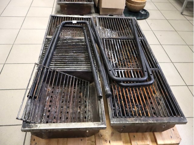 2x bbq op poten - afbeelding 3 van  3