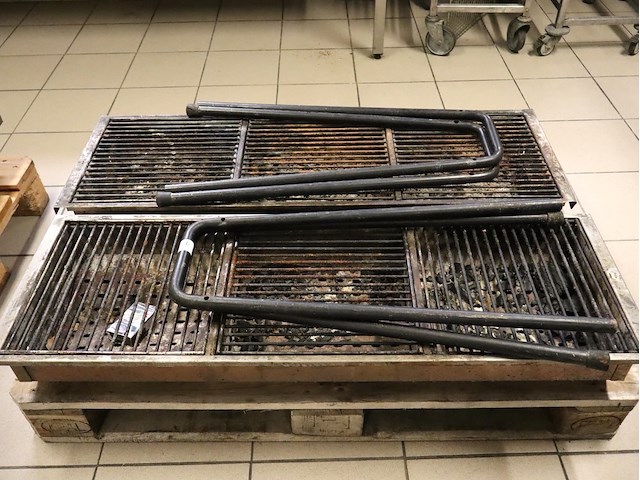 2x bbq op poten - afbeelding 1 van  3