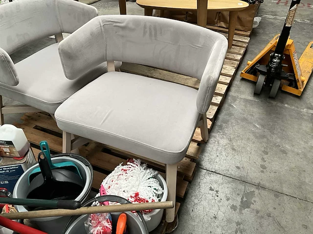 2x bijzetstoel billiani, 2 diverse houten bijzettafels en en stoffen tapijt - afbeelding 4 van  11