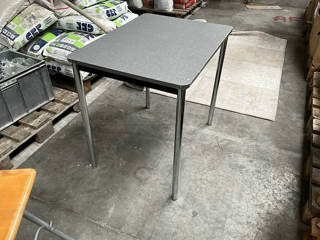 2x bijzetstoel billiani, 2 diverse houten bijzettafels en en stoffen tapijt - afbeelding 9 van  11