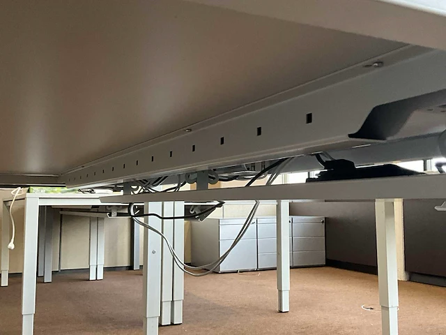2x bureautafel pami 160x80 vv stekkerblok - afbeelding 3 van  5