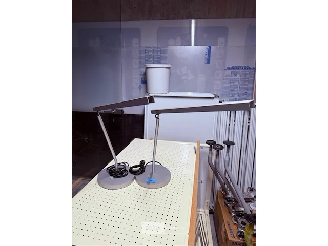 2x bureellamp u-line designed bij maarten van serveren - afbeelding 1 van  2