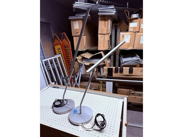 2x bureellamp u-line designed bij maarten van serveren - afbeelding 2 van  2
