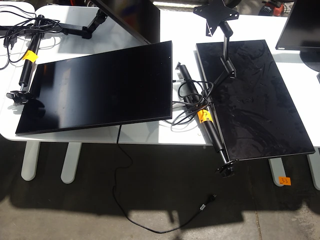 2x diverse computerschermen - afbeelding 1 van  2