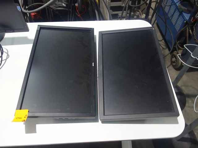 2x diverse computerschermen - afbeelding 1 van  4