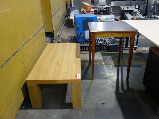 2x diverse houten tafels - afbeelding 1 van  6